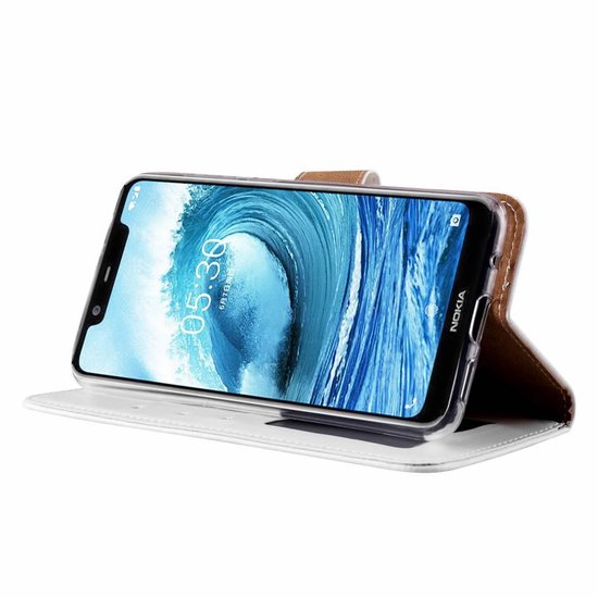 Nokia 5.1 Plus Hoesjes – Portemonnee Hoes – Magneetsluiting – Pasjeshouder – Wit + 2x Screenprotector-Ilumina Benelux