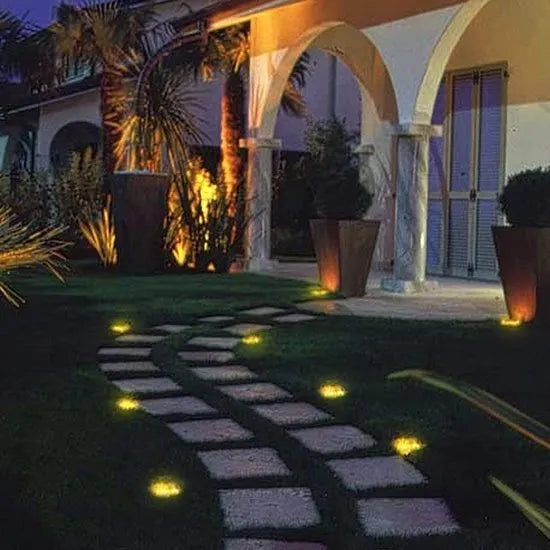 Solar Grondspots LED – Tuinverlichting op Zonne-Energie – Warm Wit – IP65 Waterdicht – Met Schemersensor – Set van 4-Ilumina Benelux