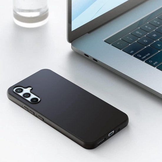 Samsung Galaxy A34 Hoesjes – Siliconen Soft Backcover – Schokbestendig – Incl. 3x Screenprotector – Zwart-Ilumina Benelux