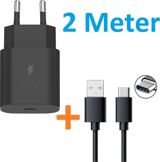 Zwarte wandoplader naast zwarte USB-A- en USB-C-kabelstekkers, met 2 meter-aanduiding.