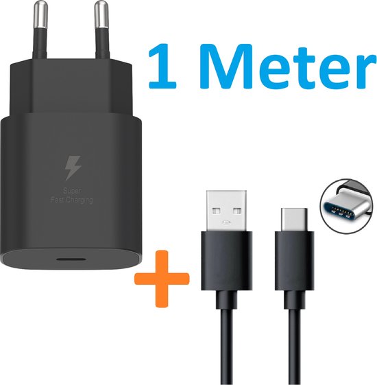 Zwarte wandoplader met USB-A- en USB-C-kabelstekkers, met 1 meter-aanduiding.