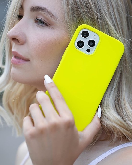 iPhone 14 Pro Hoesjes – Liquid Siliconen Backcover + Screenprotector – Schokbestendig – Geel-Ilumina Benelux