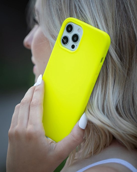 iPhone 14 Pro Max Hoesjes – Liquid Siliconen Backcover – Inclusief Screenprotector – Schokbestendig – Geel-Ilumina Benelux