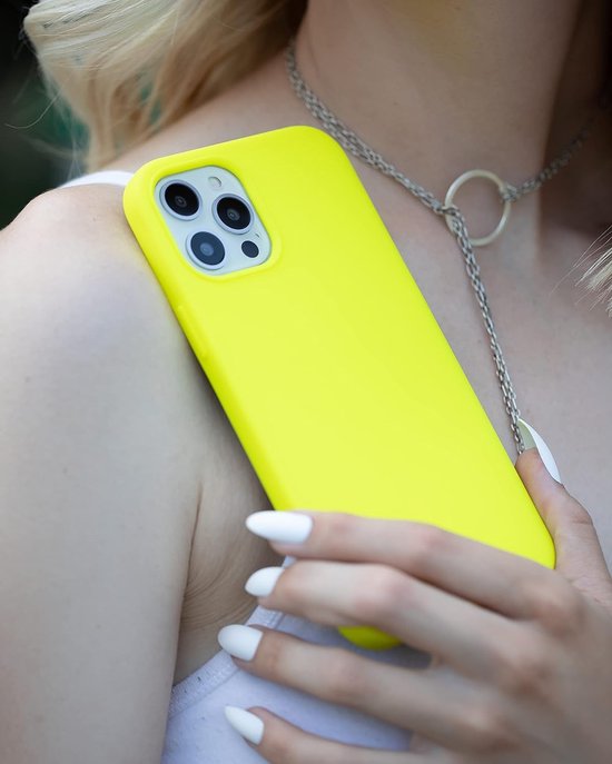 iPhone 14 Pro Max Hoesjes – Liquid Siliconen Backcover – Inclusief Screenprotector – Schokbestendig – Geel-Ilumina Benelux