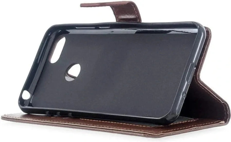 Motorola Moto E6 Play Hoesjes – Portemonnee Book Case – Pasjeshouder – 2x Screenprotector – Bruin-Ilumina Benelux