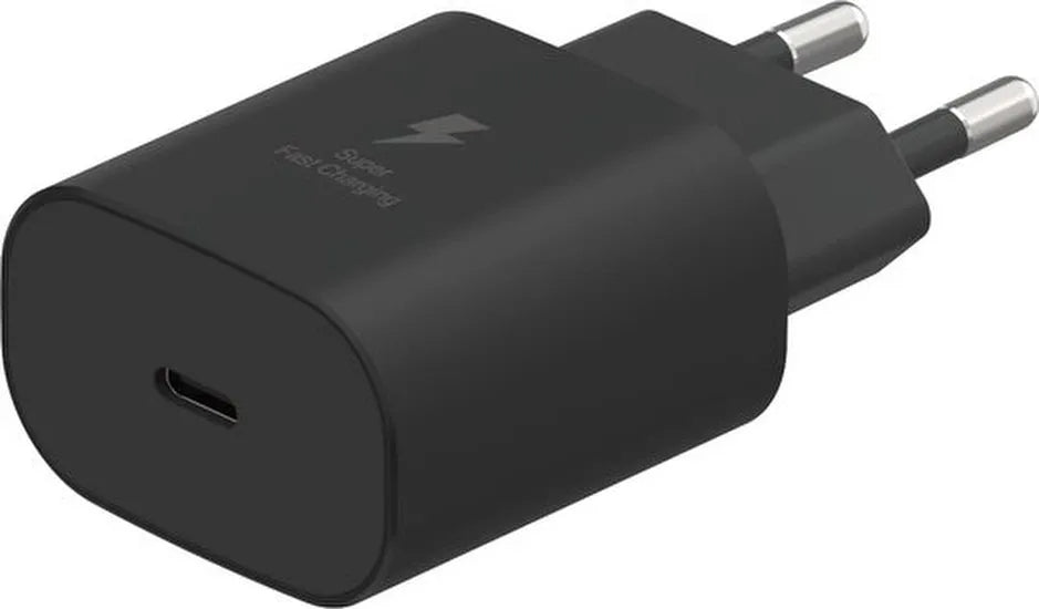 Zwarte USB-C-wandoplader met Europese stekker rechts, schuin vanaf de aansluiting.