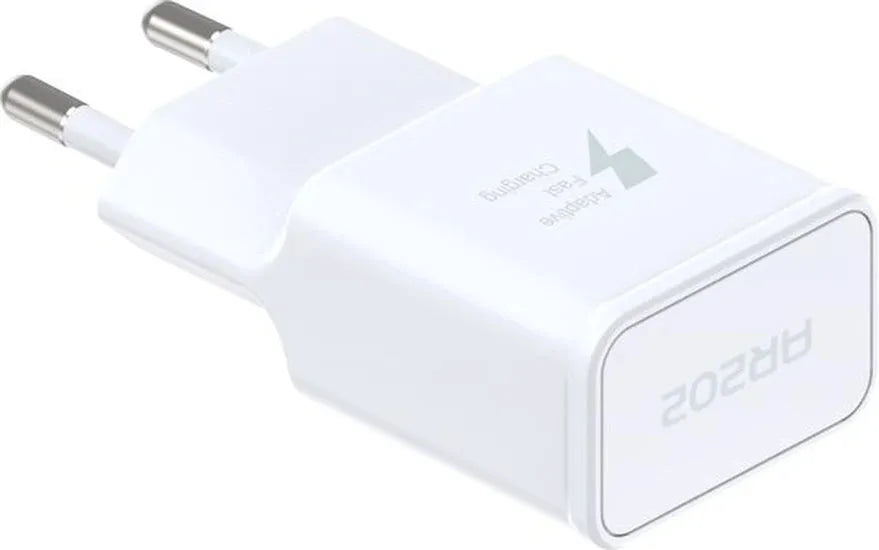 Witte Phonex USB-A-wandoplader met Europese stekker, schuin vanaf de labelzijde.