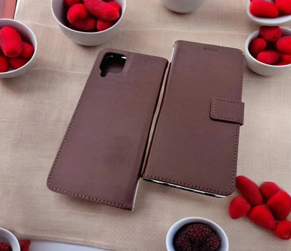 Samsung Galaxy A12 Hoesjes – Portemonnee Hoes – Magneetsluiting – Inclusief 1x Gehard Glas Screenprotector – Bruin-Ilumina Benelux