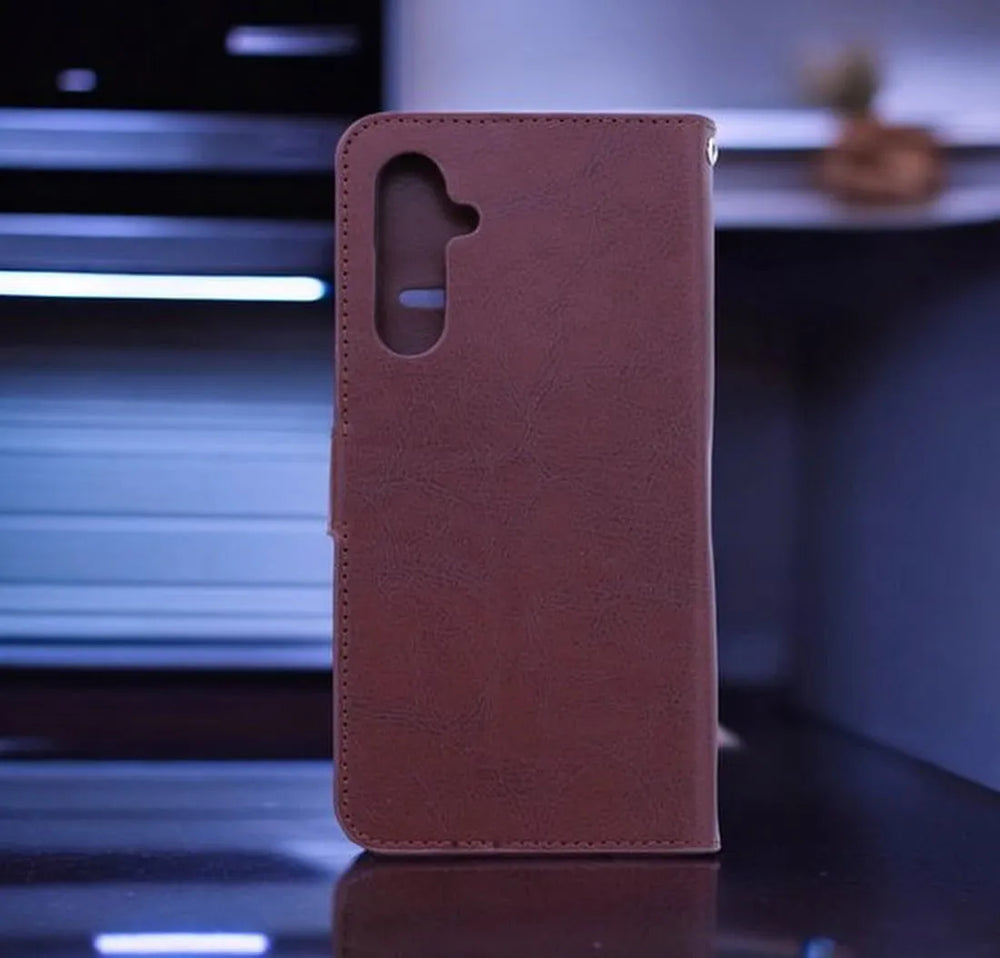 Samsung Galaxy A25 Hoesjes – Portemonnee Bookcase – Pasjeshouder – Magneetsluiting – Bruin + 1x Gehard Glas Screenprotector-Ilumina Benelux