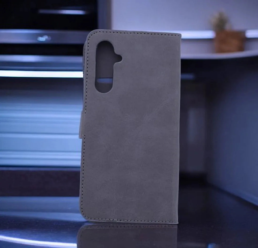 Samsung Galaxy A05s Hoesjes – Portemonnee Bookcase – Pasjeshouder – Magneetsluiting – Grijs-Ilumina Benelux