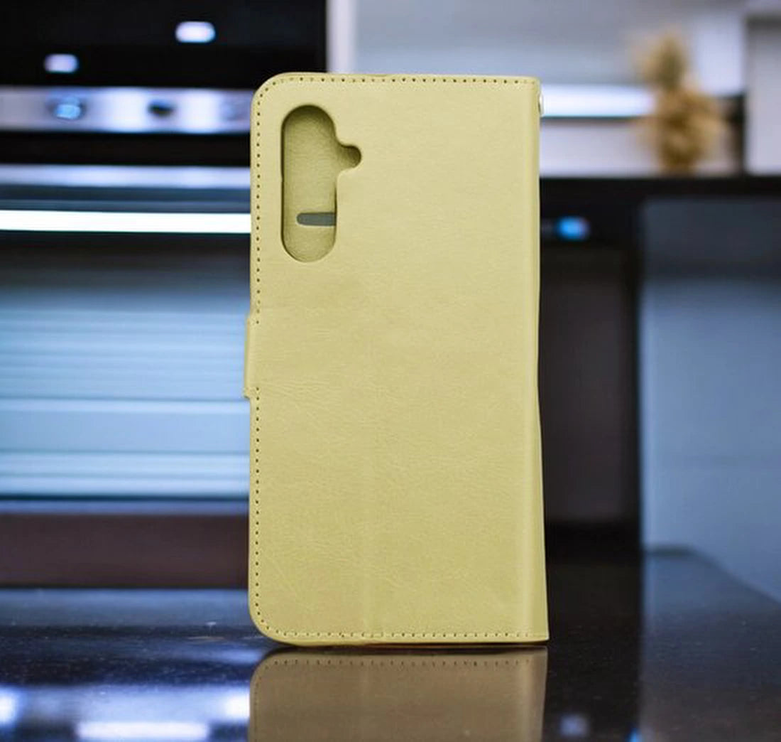 Samsung Galaxy S25 Hoesjes – Portemonnee Bookcase – Magneetsluiting – 3 Pasjes – Goud + 3x Gehard Glas Screenprotector