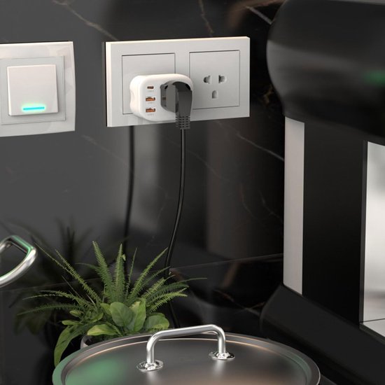 Reisadapter Type G – Universele stekkeradapter VAE/VK/HK – 2x USB + USB-C – Voor USA/EU/CN stekkers – Wit-Ilumina Benelux