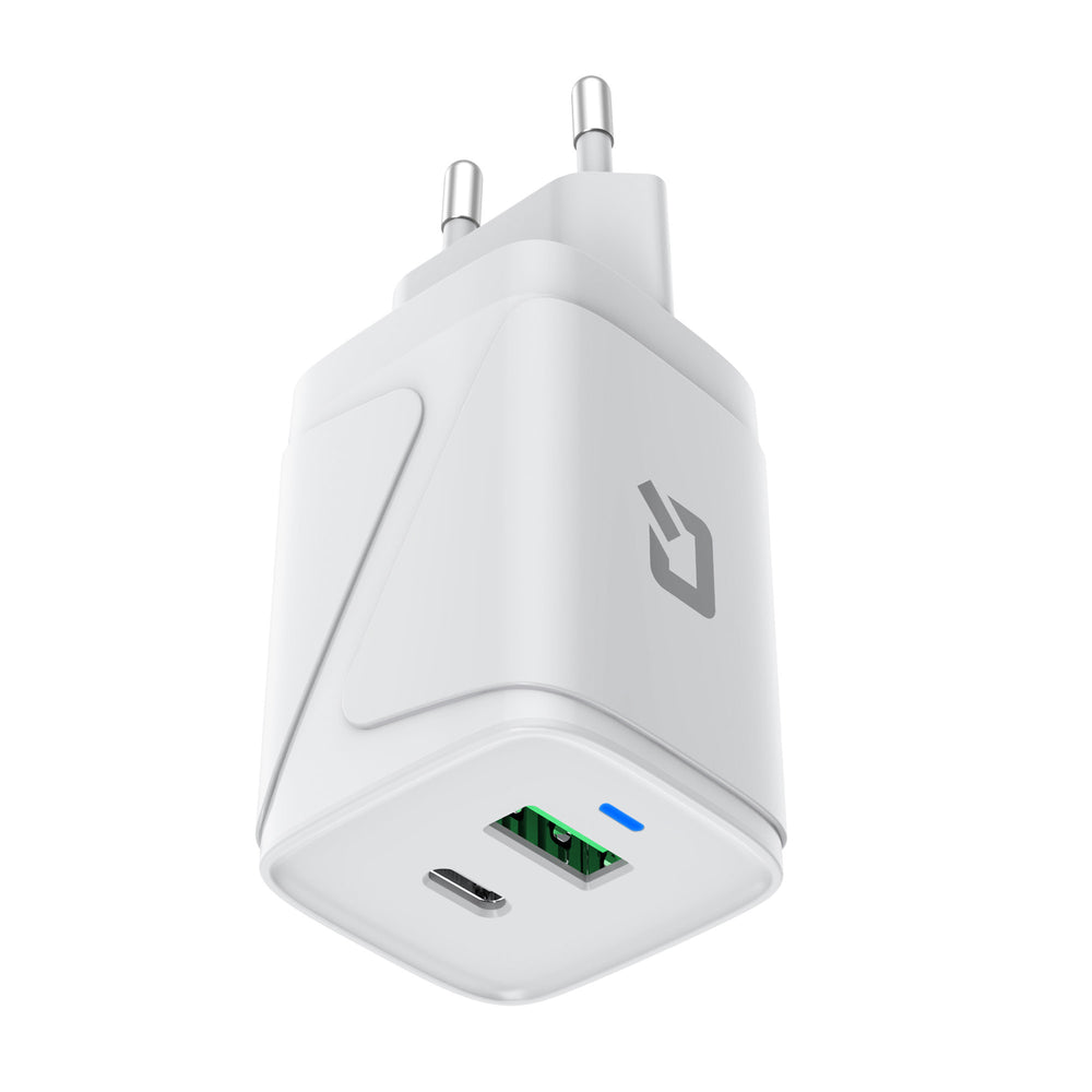 Witte TUNIQ-wandoplader, schuin vanaf stekkerzijde en USB-poorten.
