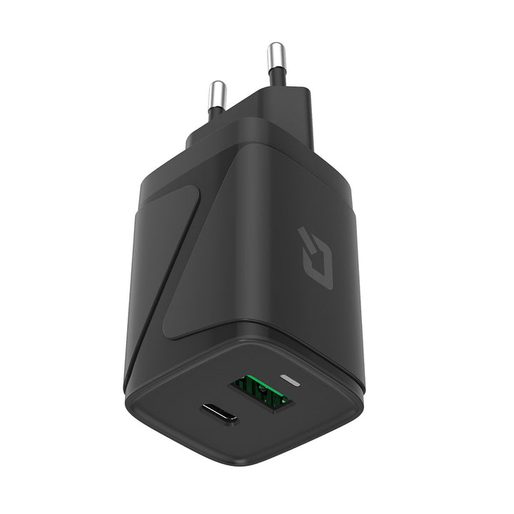 Zwarte TUNIQ-wandoplader met Europese stekker, USB-C-poort en groene USB-A-poort.