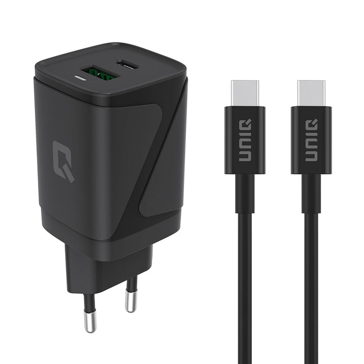 Zwarte TUNIQ-wandoplader met USB-A- en USB-C-poort naast zwarte USB-C-kabelstekkers.