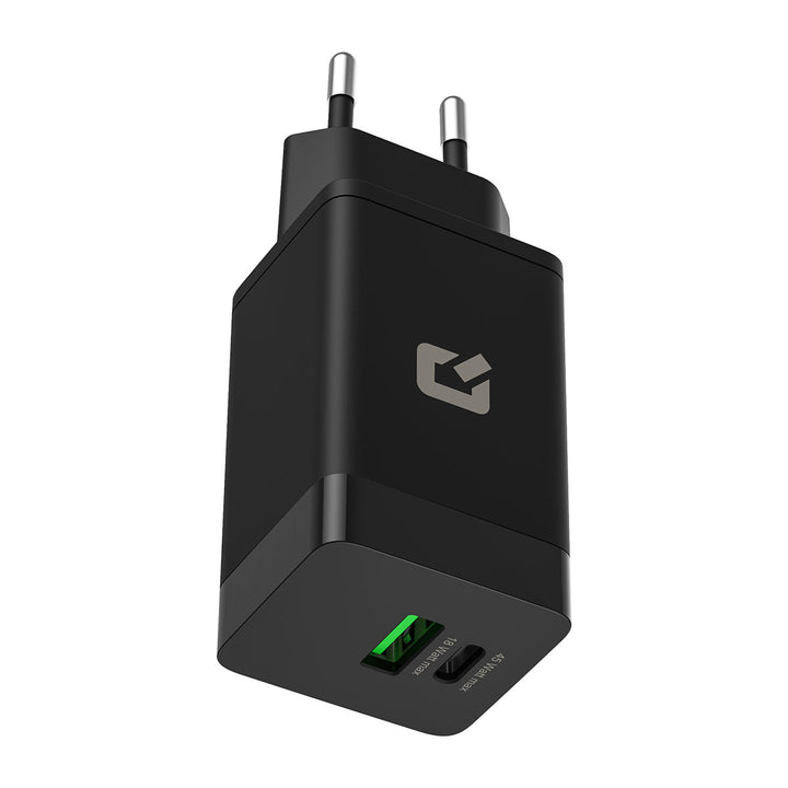 Zwarte TUNIQ-wandoplader, schuin vanaf stekkerzijde en USB-poorten.