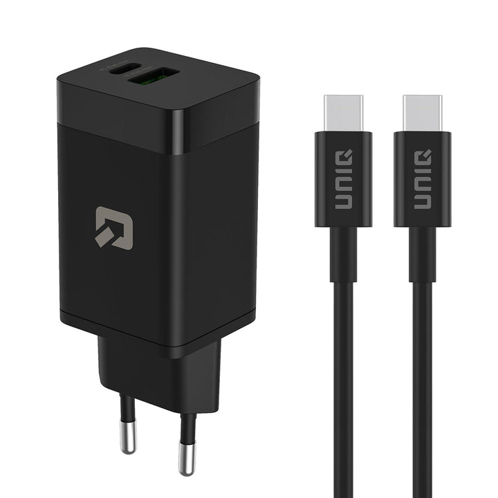 Zwarte TUNIQ-wandoplader naast zwarte USB-C-kabelstekkers.