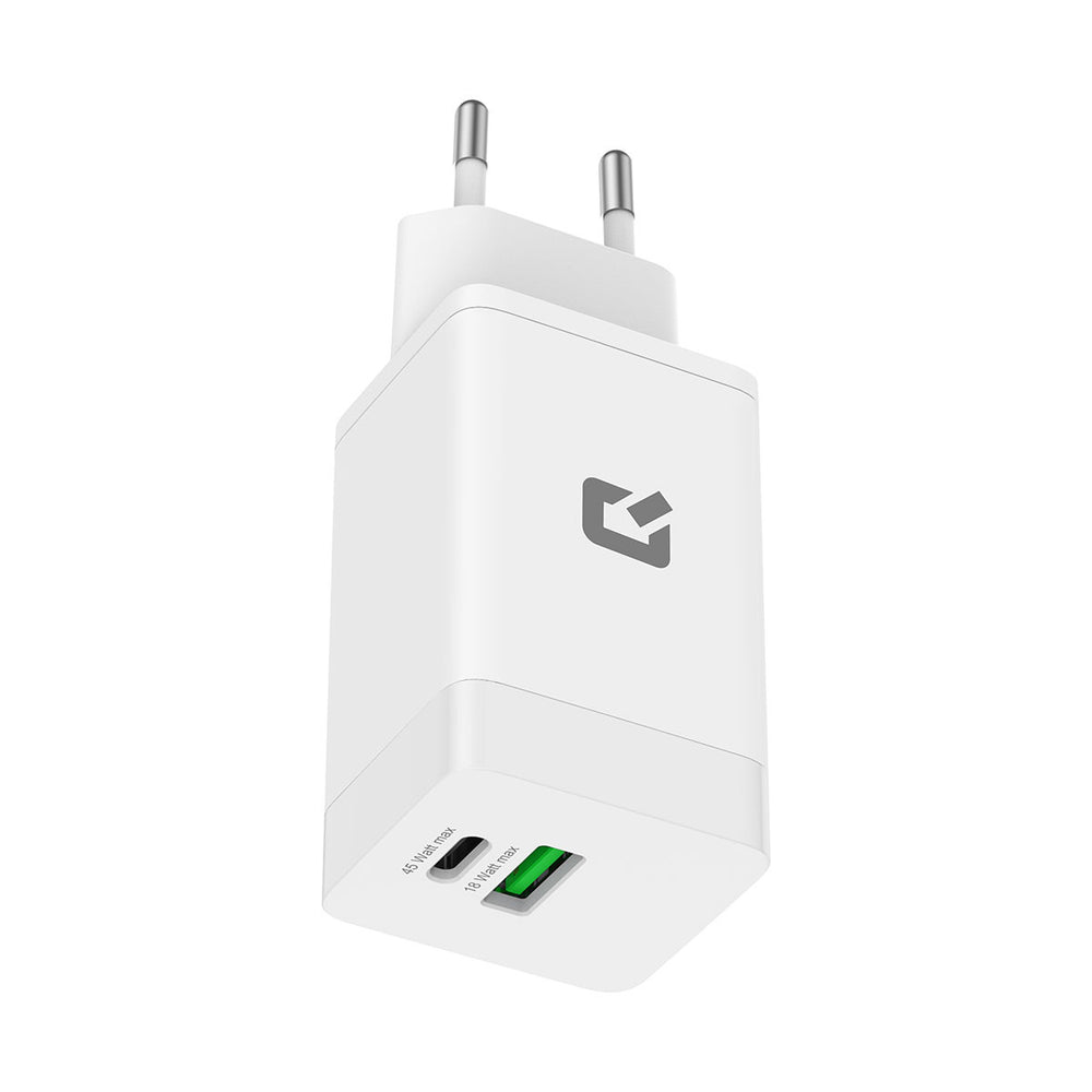 Witte TUNIQ-wandoplader, schuin vanaf stekkerzijde en USB-poorten.