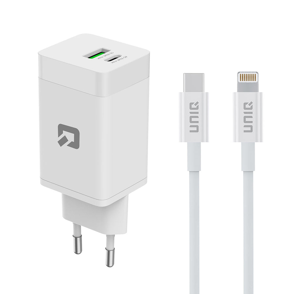Witte TUNIQ-wandoplader naast Lightning- en USB-C-kabelstekkers.