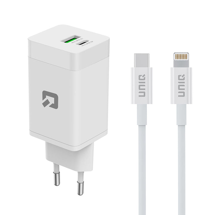 Witte TUNIQ-wandoplader naast Lightning- en USB-C-kabelstekkers.