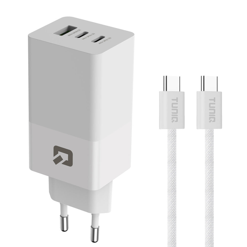 Witte TUNIQ-wandoplader naast witte USB-C-kabelstekkers.