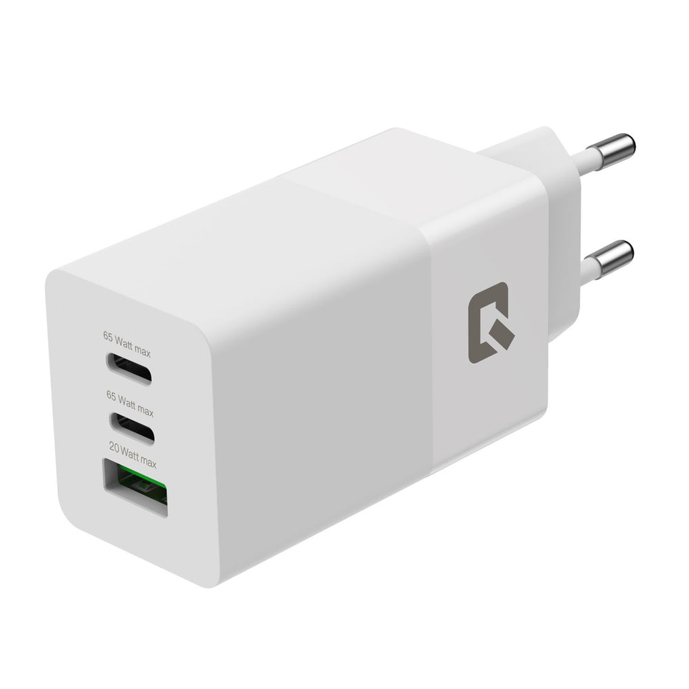 Witte TUNIQ-wandoplader met drie USB-poorten, schuin aanzicht.