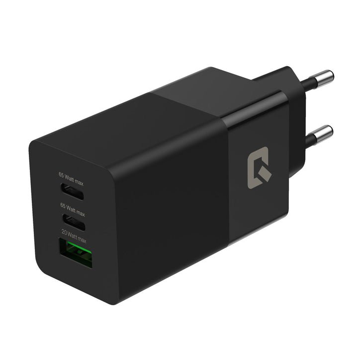 Zwarte TUNIQ-wandoplader met drie USB-poorten, schuin aanzicht.