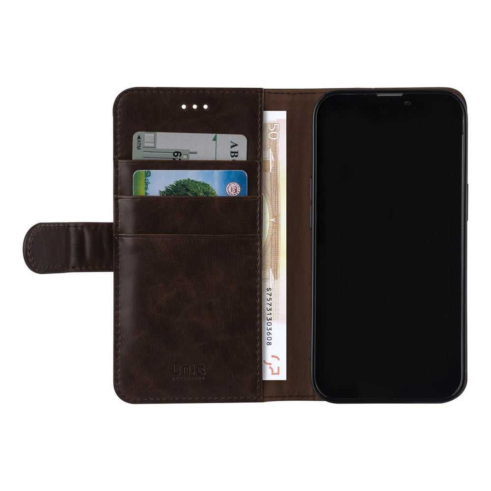 UNIQ Accessory Donker Bruin hoesje voor iPhone 13 & 14 - Book Case - Pasjeshouder voor 3 pasjes - Magneetsluiting-Hoesjes-Ilumina Benelux