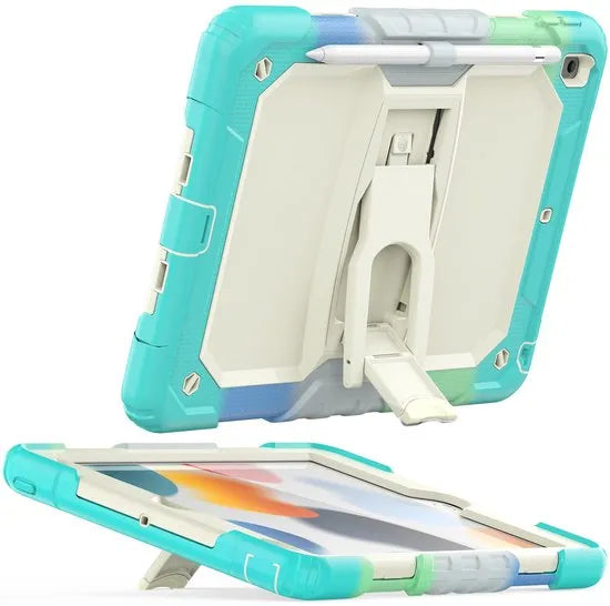 Apple iPad 10.2 (2019-2021) Tablethoes – Schokbestendig – Penhouder + Screenprotector – Standfunctie – Camouflage Lichtblauw-Tablethoesjes-Ilumina Benelux