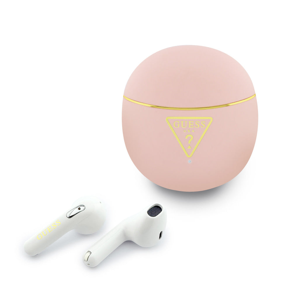 Witte Guess oordopjes naast roze oplaadcase met goudkleurig driehoekslogo
