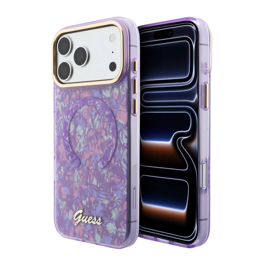 Paars Guess telefoonhoesje met parelmoerpatroon, ring en schriftlogo, voor- en achterkant op een telefoon
