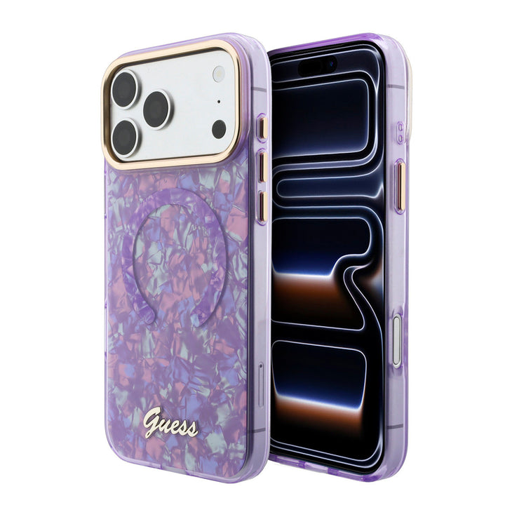 Paars Guess telefoonhoesje met parelmoerpatroon, ring en schriftlogo, voor- en achterkant op een telefoon