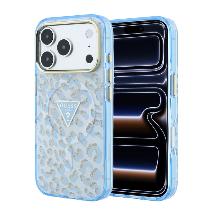 Guess telefoonhoesje met lichtblauwe luipaardprint en driehoekslogo, voor- en achterkant op een telefoon