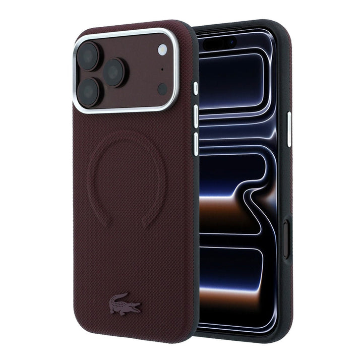 Bordeauxkleurig Lacoste telefoonhoesje met ingedrukt ringpatroon en krokodillenlogo, voor- en achterkant op een telefoon