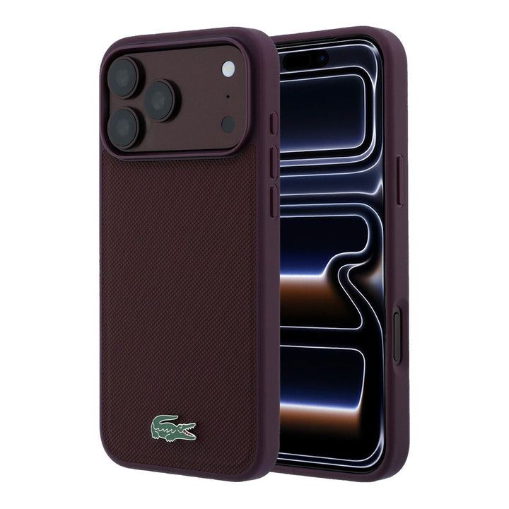 Bordeauxkleurig Lacoste telefoonhoesje met krokodillenlogo, voor- en achterkant op een telefoon