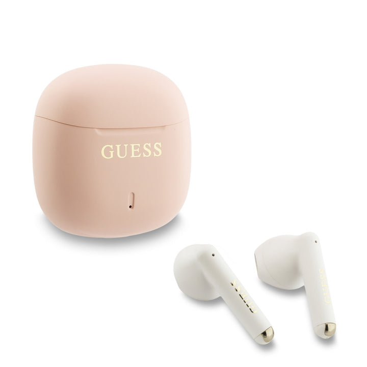 Witte Guess oordopjes naast lichtroze oplaadcase met goudkleurig logo