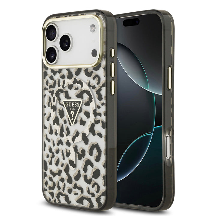 Guess telefoonhoesje met zwart-witte luipaardprint en driehoekslogo, voor- en achterkant op een telefoon