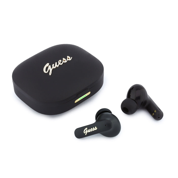 Zwarte Guess oordopjes naast oplaadcase met goudkleurig schriftlogo