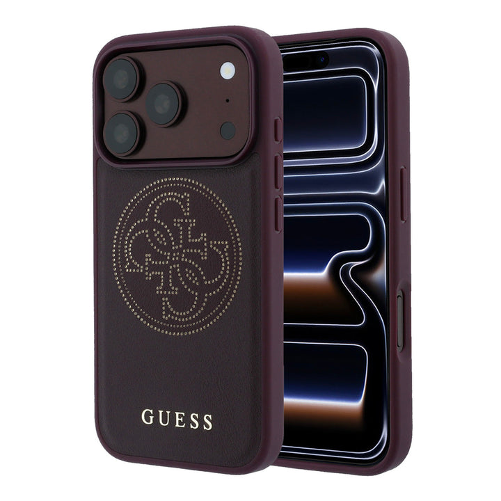 Bordeauxkleurig Guess telefoonhoesje met groot geperforeerd 4G-logo, voor- en achterkant op een telefoon