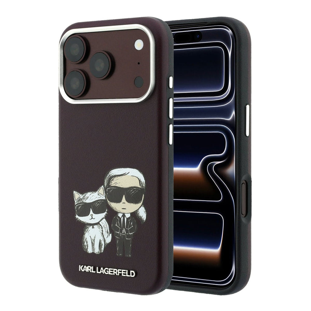 Bordeauxkleurig Karl Lagerfeld telefoonhoesje met figuren van Karl en Choupette, voor- en achterkant op een telefoon
