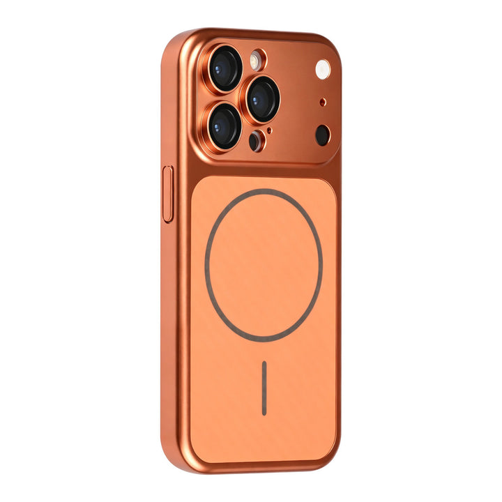 Oranje TUNIQ telefoonhoesje met diagonaal patroon en ring, van achteren op een telefoon
