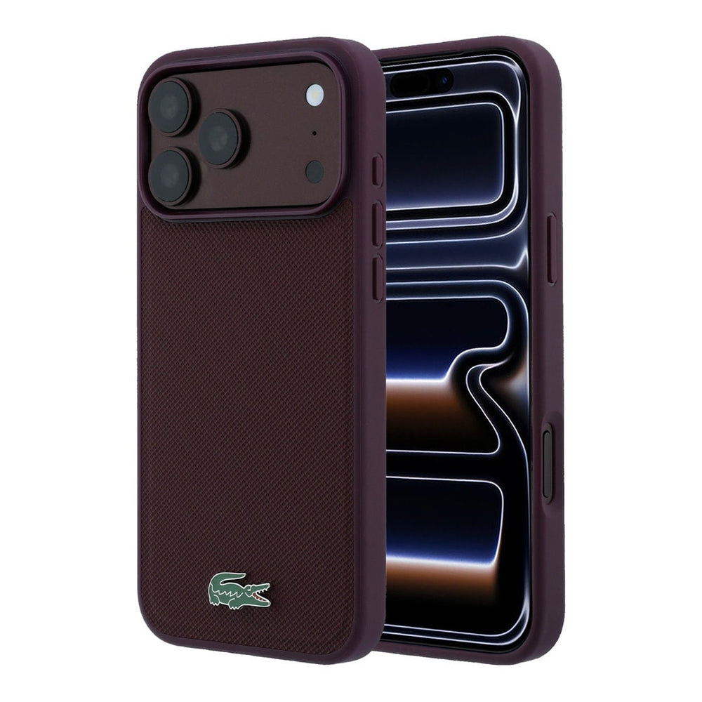 Bordeauxkleurig Lacoste telefoonhoesje met krokodillenlogo, voor- en achterkant op een telefoon