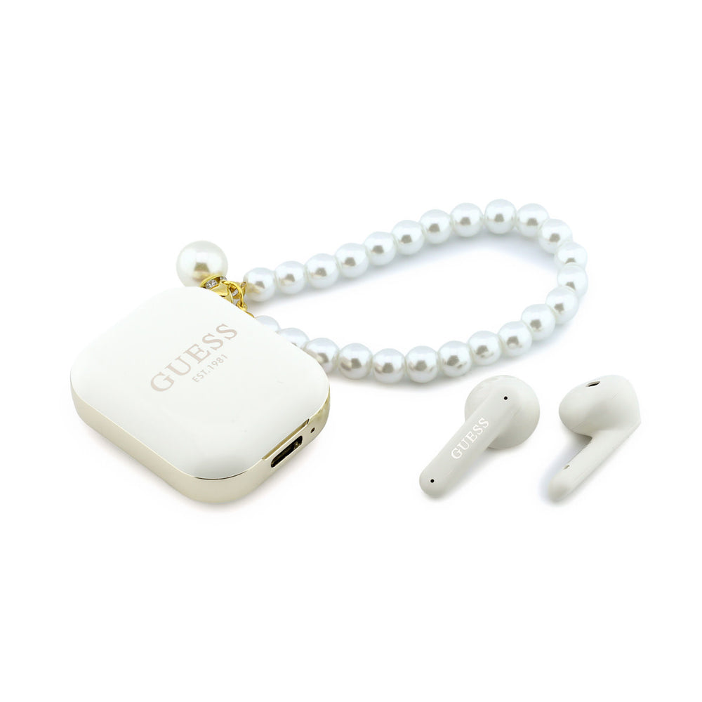 Witte Guess oordopjes naast oplaadcase met parelkoord