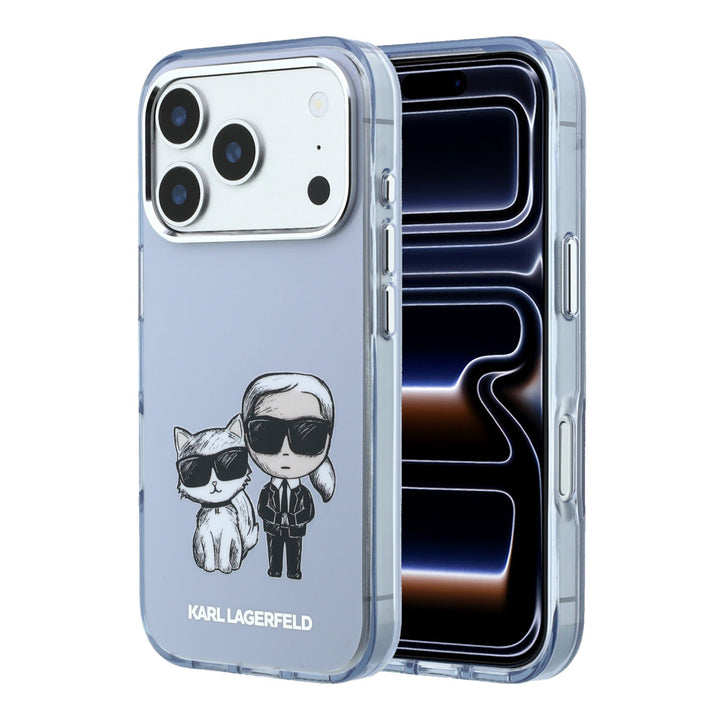 Lichtblauw Karl Lagerfeld telefoonhoesje met figuren van Karl en Choupette, voor- en achterkant op een telefoon