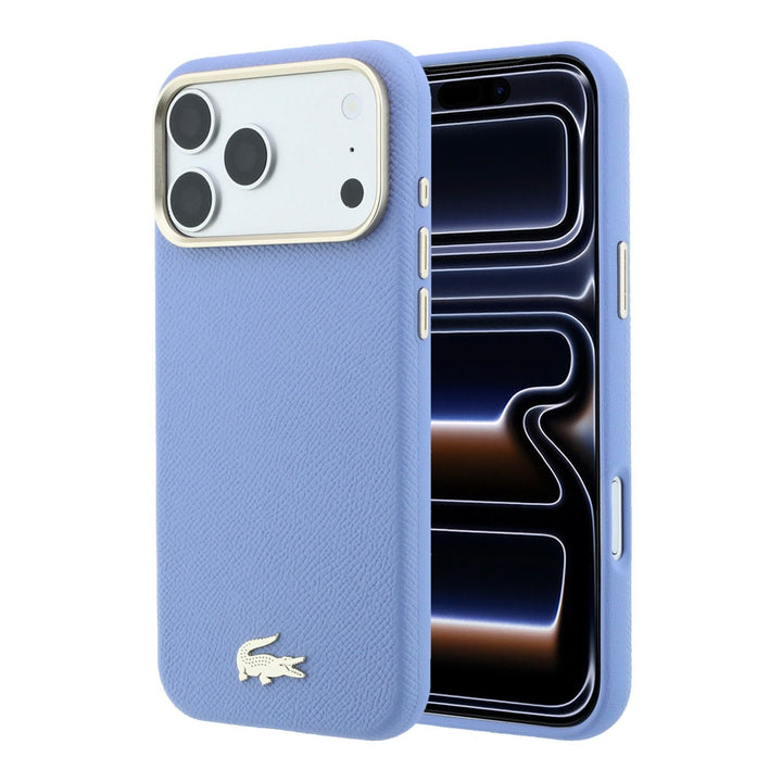 Lichtblauw Lacoste telefoonhoesje met goudkleurig krokodillenlogo, voor- en achterkant op een telefoon