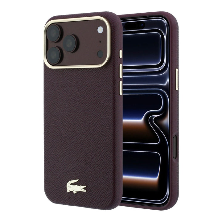 Bordeauxkleurig Lacoste telefoonhoesje met goudkleurig krokodillenlogo, voor- en achterkant op een telefoon