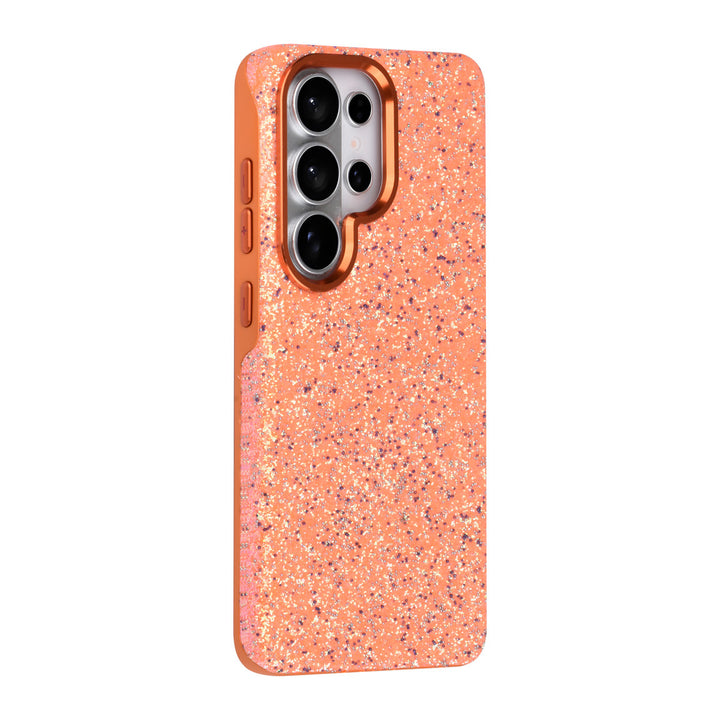 Oranje TUNIQ telefoonhoesje met glitters, van achteren op een telefoon