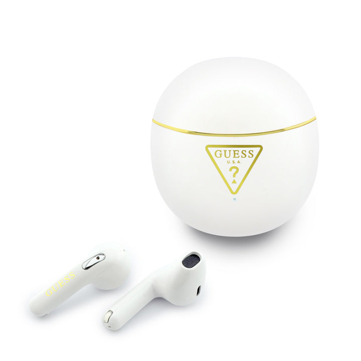 Witte Guess oordopjes naast witte oplaadcase met goudkleurig driehoekslogo