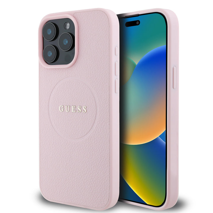 Roze Guess telefoonhoesje met rond logo en fijne structuur, voor- en achterkant op een telefoon