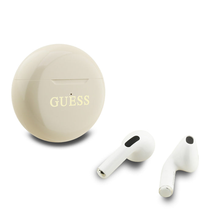 Witte Guess oordopjes naast ronde beige oplaadcase met goudkleurig logo